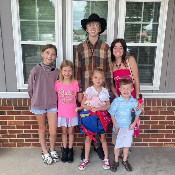 Meet your Posher, Steph - Picture 2 of 13